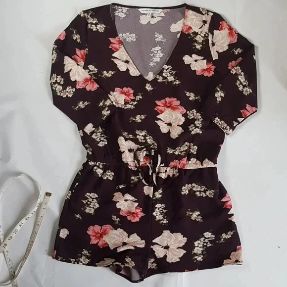 Cupcakes & Cashmere Romper Floral Wine sz  M - Picture 1 of 12
